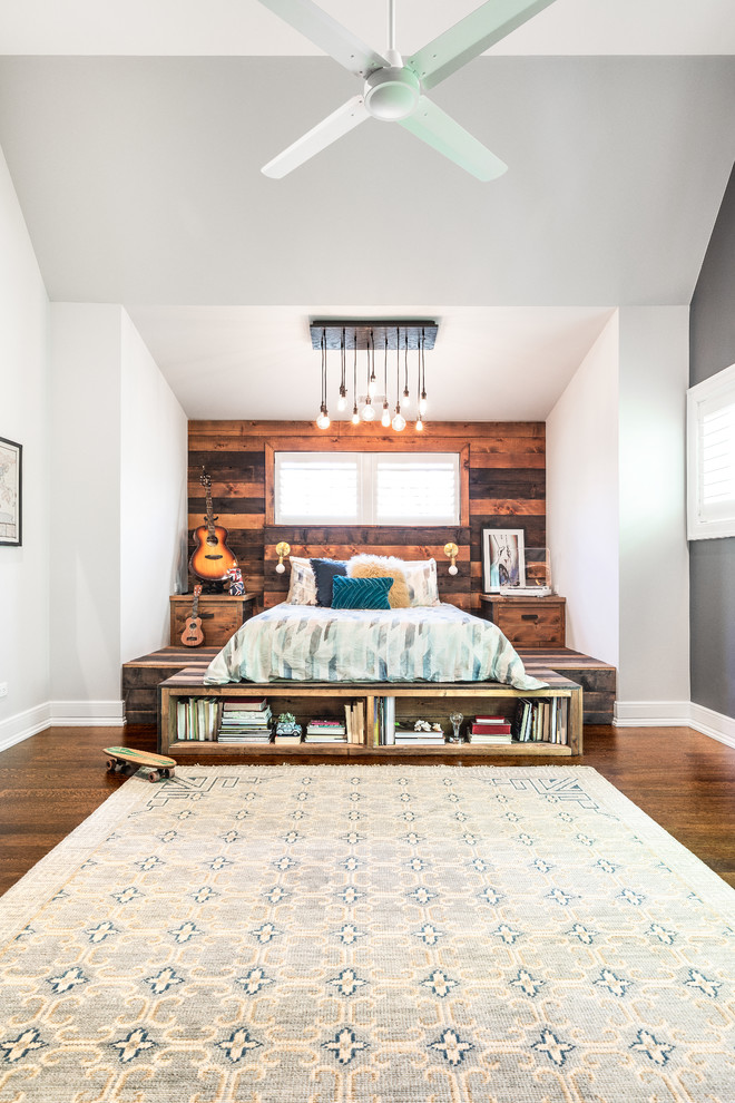 Klassisches Schlafzimmer mit weißer Wandfarbe, braunem Holzboden und braunem Boden in Chicago