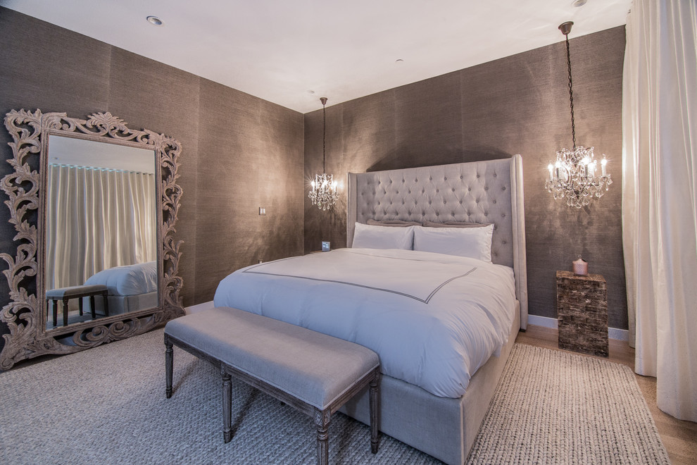 Идея дизайна: большая хозяйская спальня в стиле неоклассика (современная классика) с коричневыми стенами без камина