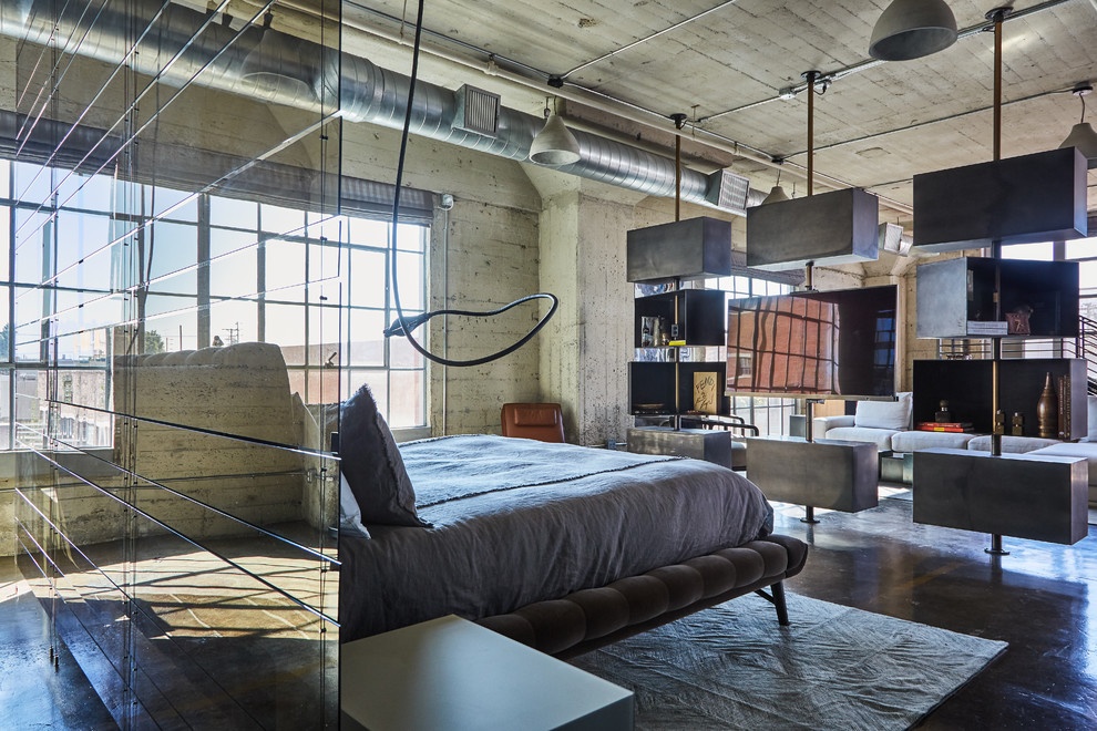 Mittelgroßes Industrial Schlafzimmer mit Betonboden und grauem Boden in Los Angeles