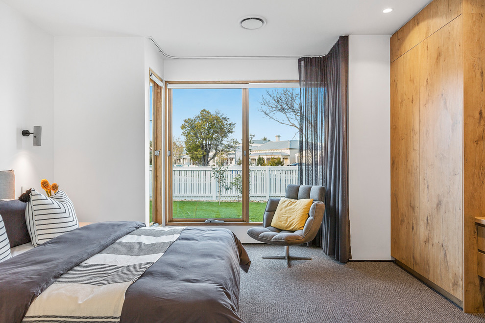 Ejemplo de dormitorio principal contemporáneo de tamaño medio con paredes blancas, moqueta y suelo gris
