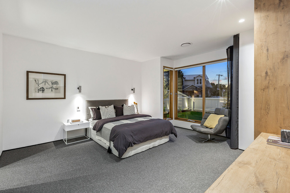 メルボルンにある中くらいなコンテンポラリースタイルのおしゃれな主寝室 (白い壁、カーペット敷き、グレーの床) のレイアウト