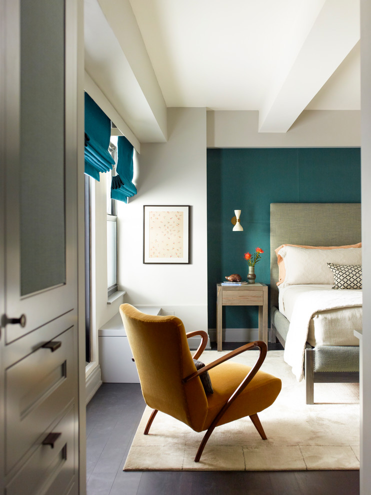 На фото: хозяйская спальня в стиле неоклассика (современная классика) с синими стенами и кроватью в нише