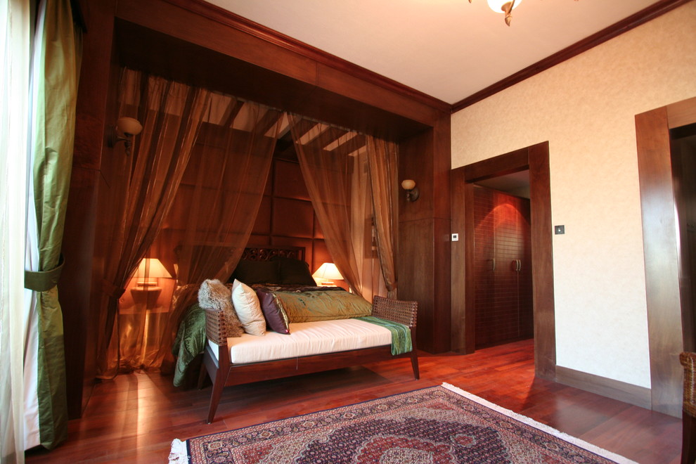 Ejemplo de dormitorio principal mediterráneo grande con paredes beige, suelo de madera oscura y suelo marrón