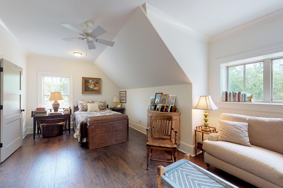 Modelo de habitación de invitados clásica de tamaño medio sin chimenea con paredes blancas, suelo de madera oscura y suelo marrón