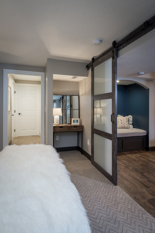 На фото: гостевая спальня среднего размера, (комната для гостей) в стиле неоклассика (современная классика) с серыми стенами, ковровым покрытием и коричневым полом