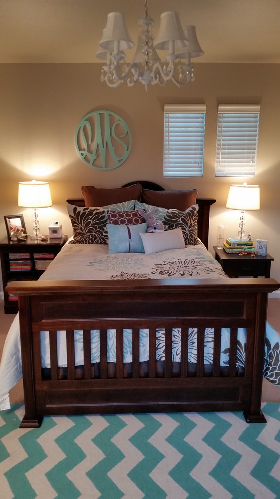 Imagen de dormitorio clásico renovado de tamaño medio sin chimenea con paredes beige y moqueta