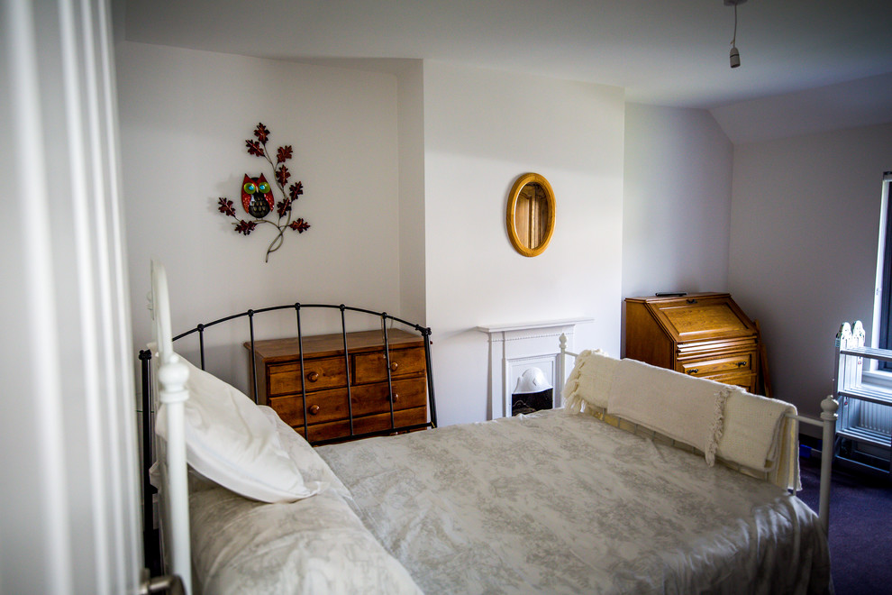 Inspiration pour une chambre avec moquette design avec un mur blanc et un sol violet.