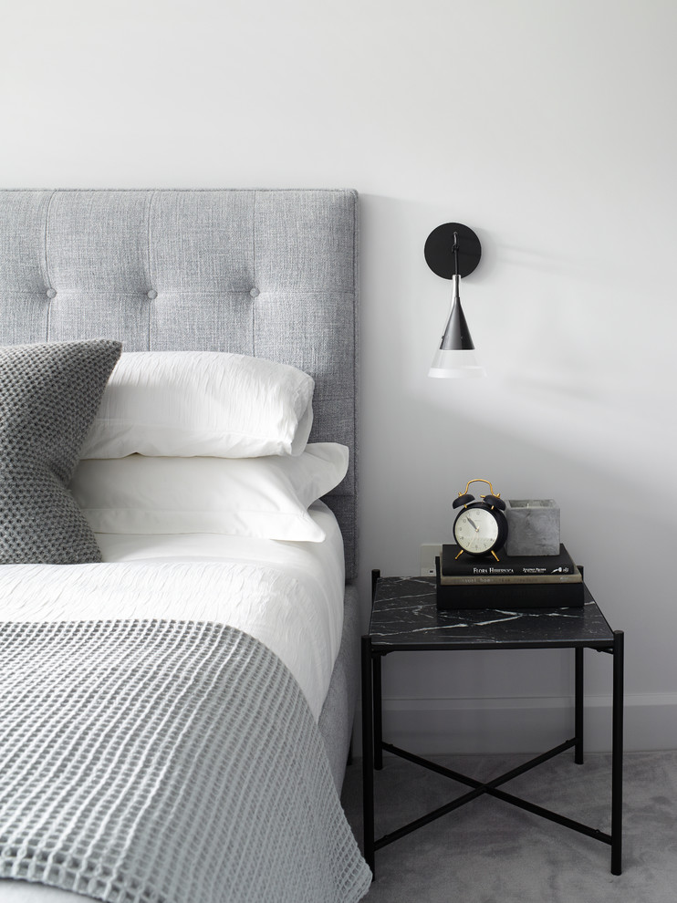 Imagen de habitación de invitados contemporánea de tamaño medio sin chimenea con paredes grises, moqueta y suelo gris