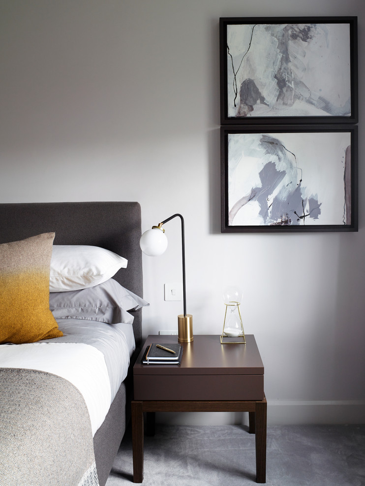 Diseño de habitación de invitados contemporánea de tamaño medio sin chimenea con paredes grises, moqueta y suelo gris