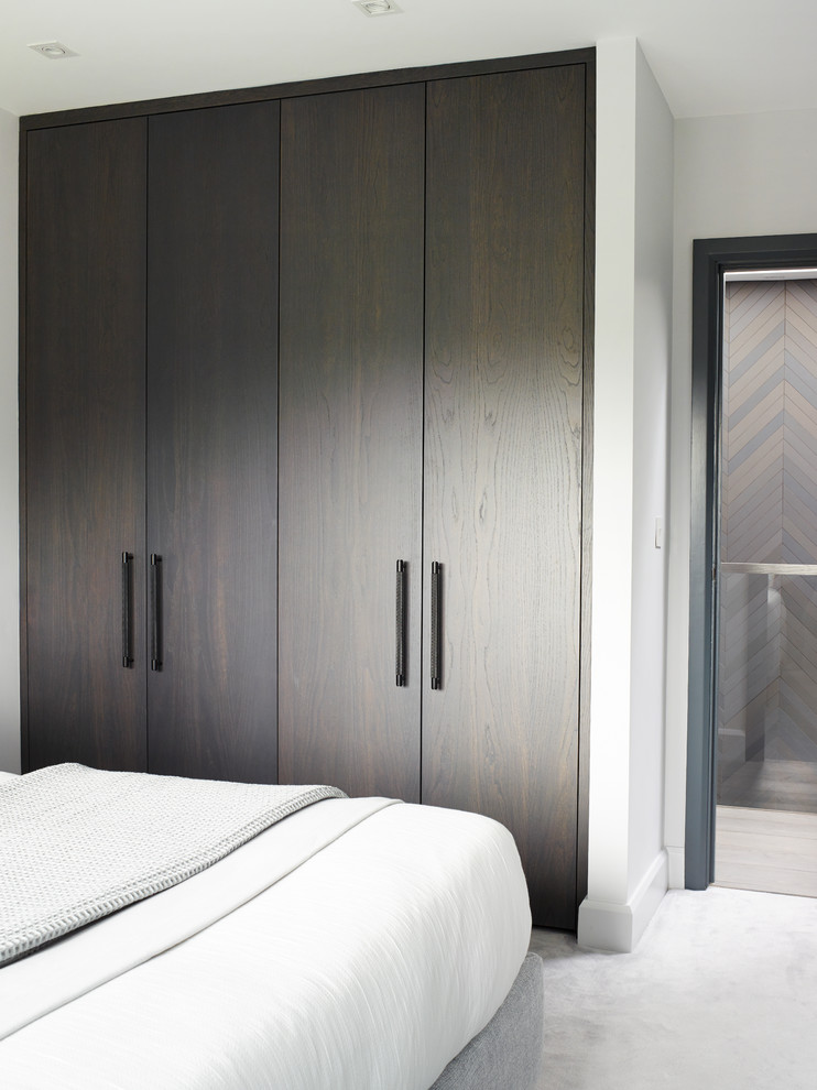 Foto de habitación de invitados contemporánea de tamaño medio sin chimenea con paredes grises, moqueta y suelo gris