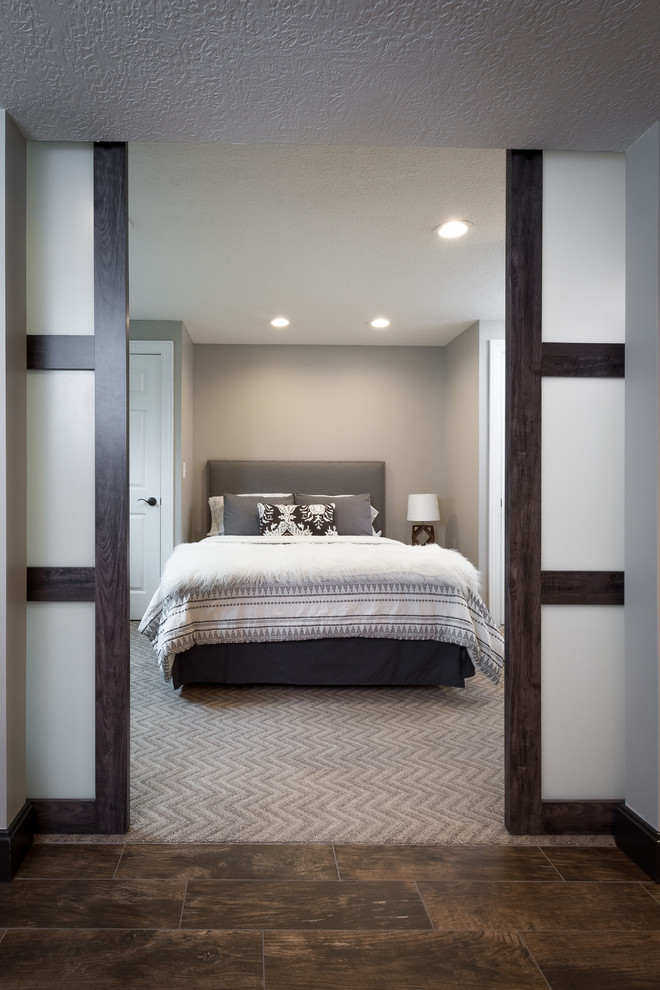 コロンバスにある小さなトランジショナルスタイルのおしゃれな客用寝室 (グレーの壁、カーペット敷き、ベージュの床) のレイアウト