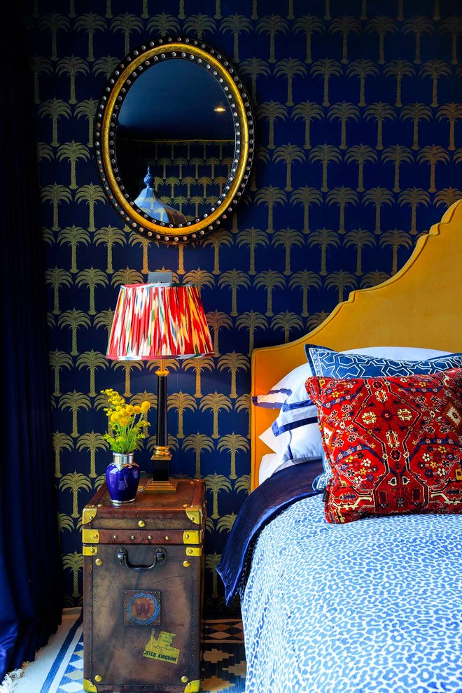 Foto di una camera degli ospiti tropicale di medie dimensioni con pareti blu e moquette