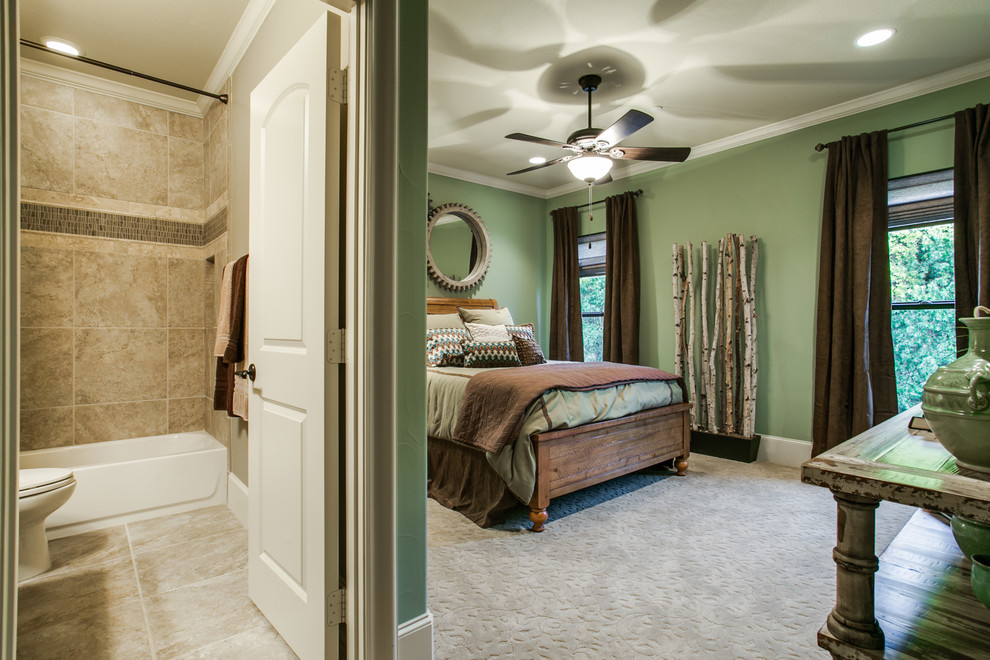 Ejemplo de habitación de invitados tradicional de tamaño medio con paredes verdes y moqueta