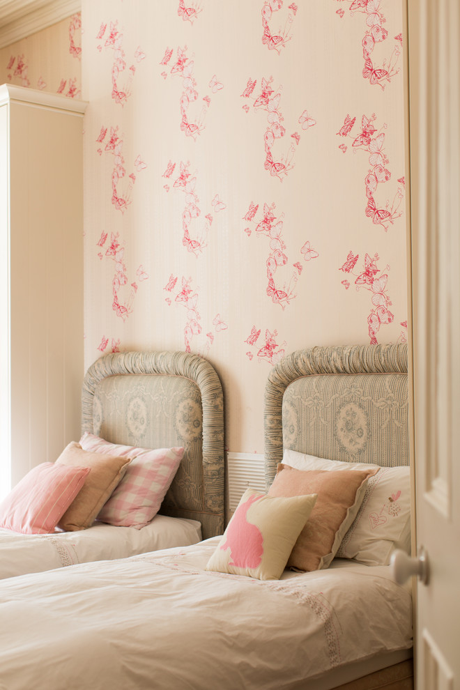 Idée de décoration pour une chambre d'amis style shabby chic avec un mur rose.