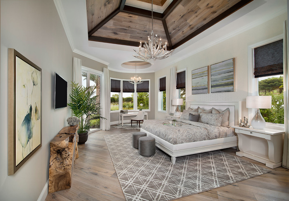 Idee per una grande camera matrimoniale minimal con pareti beige e pavimento in legno massello medio