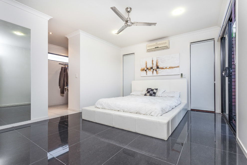 Mittelgroßes Modernes Hauptschlafzimmer mit Porzellan-Bodenfliesen und schwarzem Boden in Brisbane