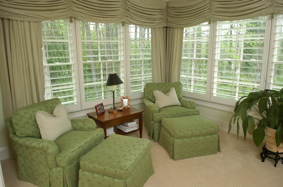 Cette image montre une chambre parentale traditionnelle de taille moyenne avec un mur vert et un sol en carrelage de céramique.