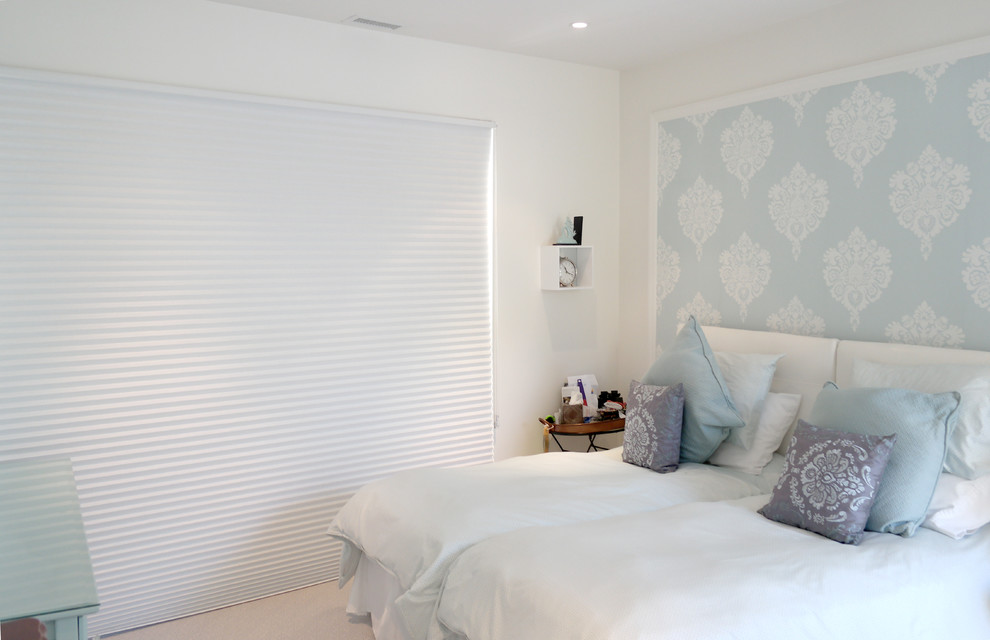 Foto de habitación de invitados contemporánea de tamaño medio sin chimenea con paredes blancas y moqueta
