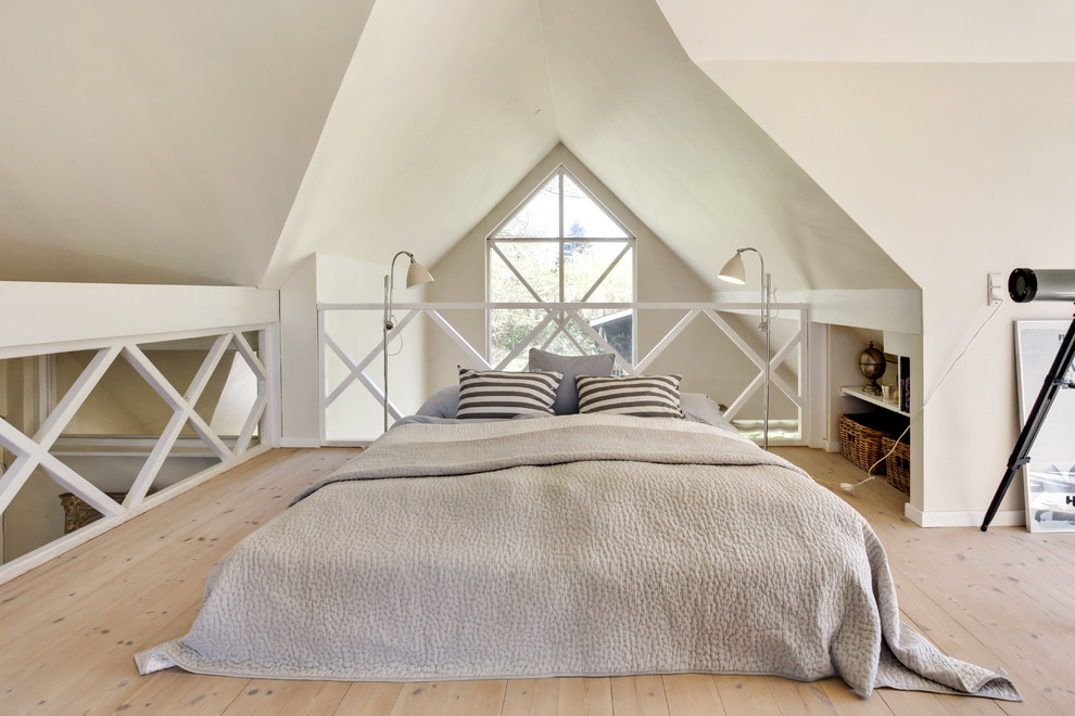 Пример оригинального дизайна: спальня среднего размера на антресоли в скандинавском стиле с белыми стенами и светлым паркетным полом