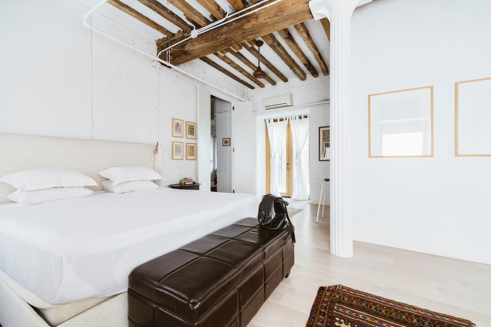 На фото: хозяйская спальня среднего размера в стиле лофт с белыми стенами и светлым паркетным полом с