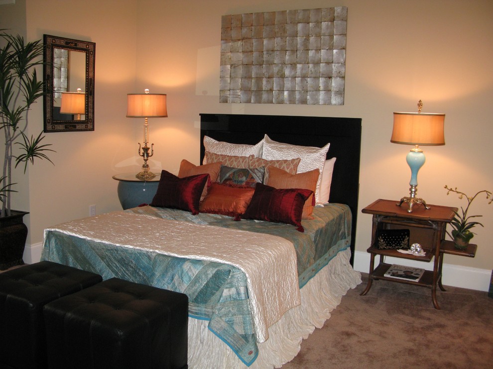 ローリーにある中くらいなエクレクティックスタイルのおしゃれな客用寝室 (ベージュの壁、カーペット敷き、暖炉なし、ベージュの床) のレイアウト