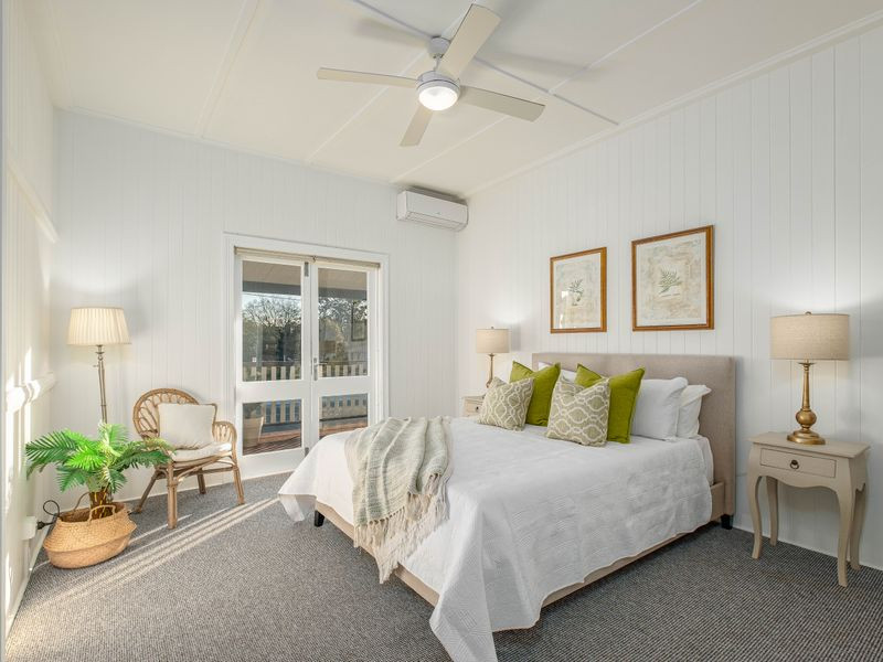 Foto de dormitorio principal clásico grande con paredes blancas, moqueta y suelo gris