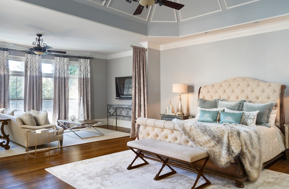 Стильный дизайн: большая хозяйская спальня в стиле неоклассика (современная классика) с синими стенами, темным паркетным полом и коричневым полом без камина - последний тренд