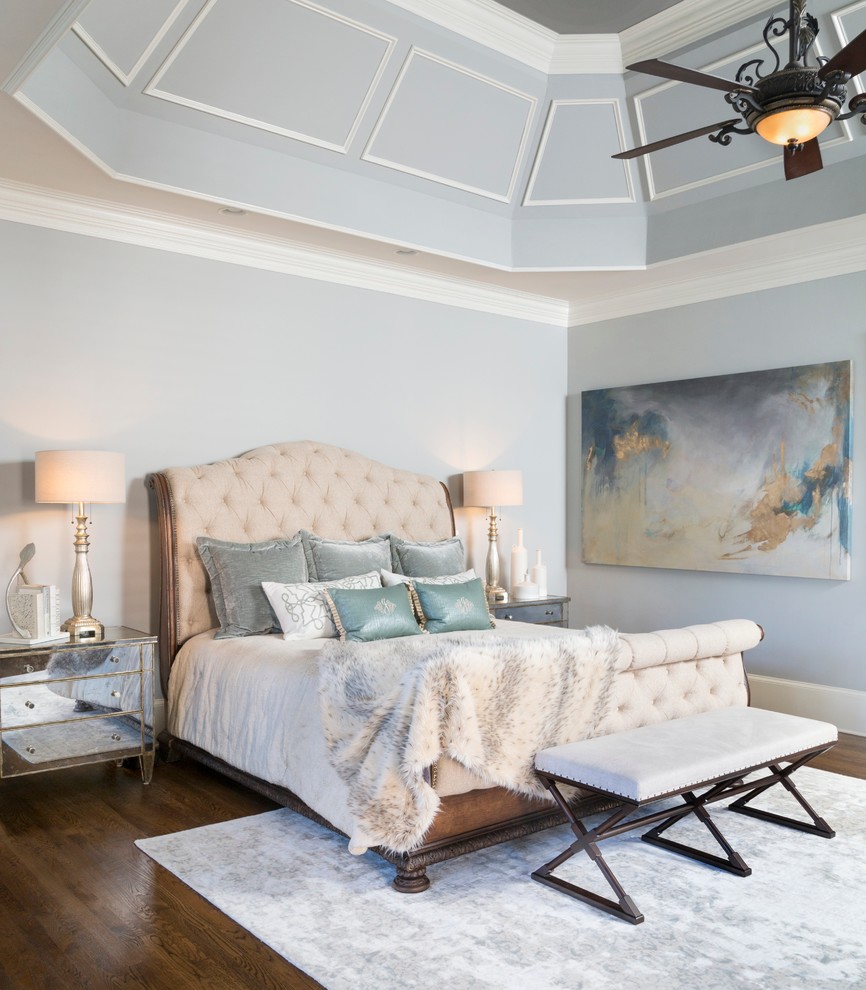 アトランタにある広いトラディショナルスタイルのおしゃれな主寝室 (青い壁、濃色無垢フローリング、暖炉なし、茶色い床、照明、グレーとブラウン) のインテリア
