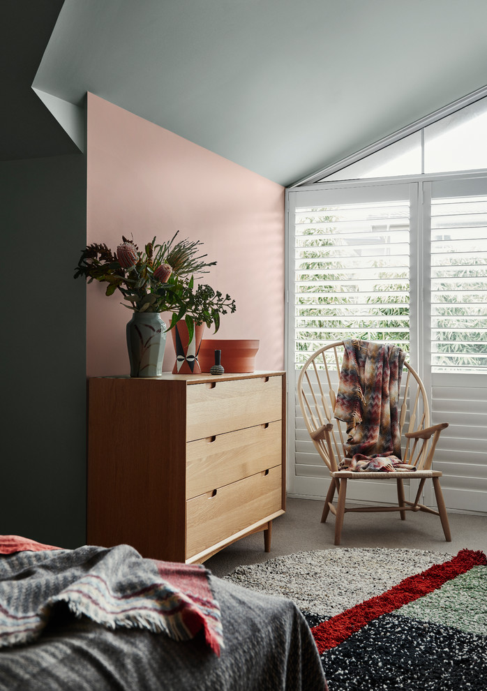 Inspiration för ett funkis sovrum, med rosa väggar, heltäckningsmatta och brunt golv