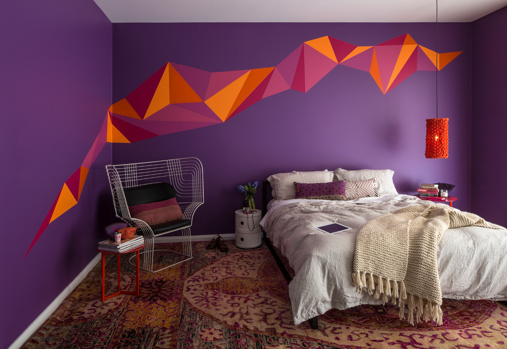 На фото: спальня среднего размера с фиолетовыми стенами и ковровым покрытием