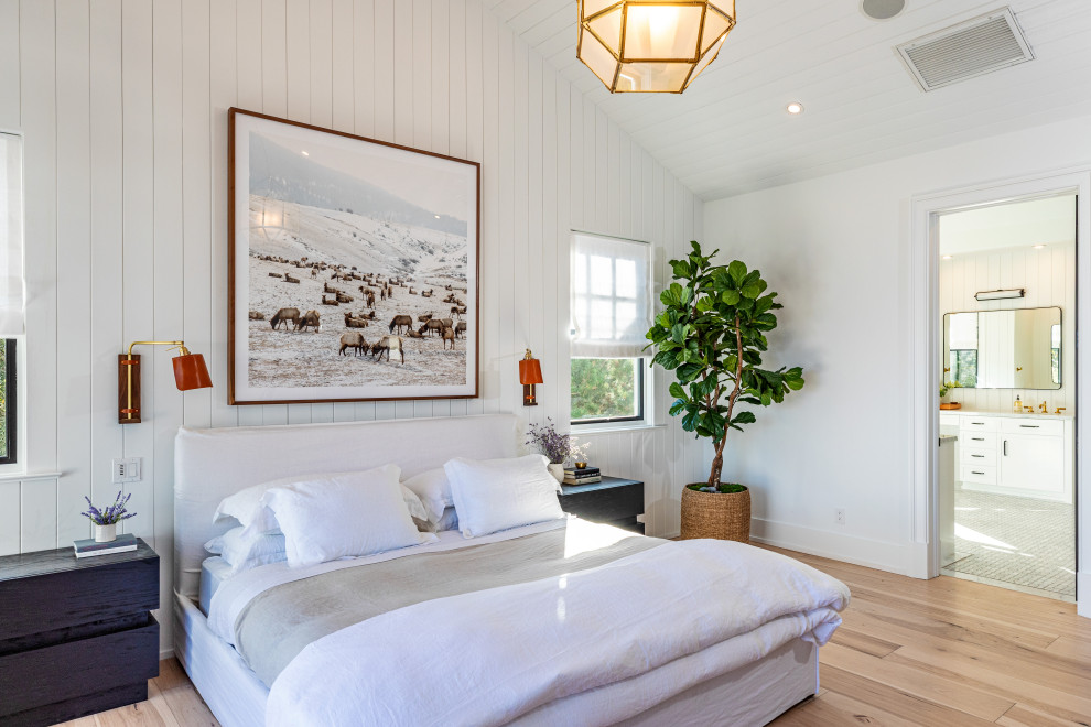 ロサンゼルスにある巨大なビーチスタイルのおしゃれな主寝室 (白い壁、淡色無垢フローリング、茶色い床、三角天井、板張り壁) のレイアウト