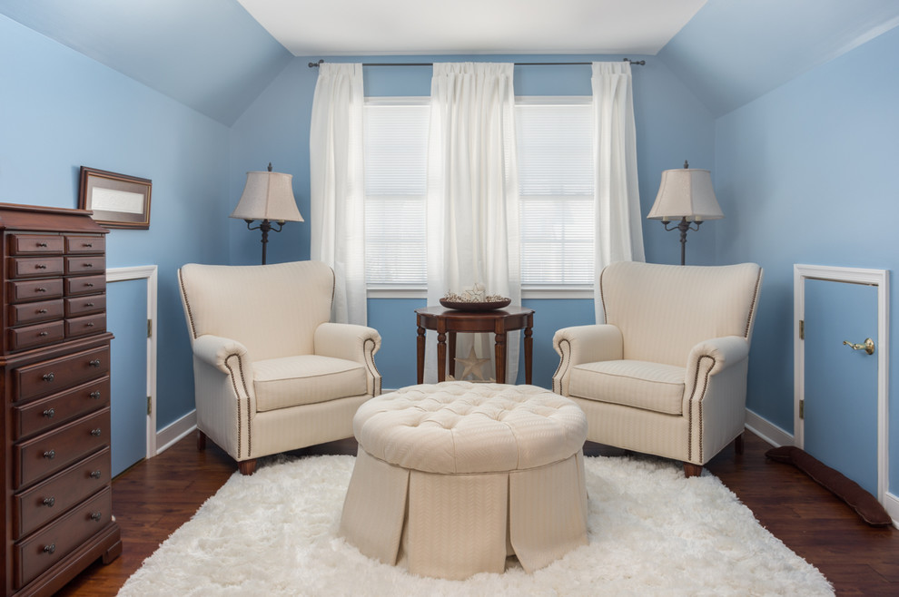 Идея дизайна: большая хозяйская спальня в классическом стиле с синими стенами и паркетным полом среднего тона
