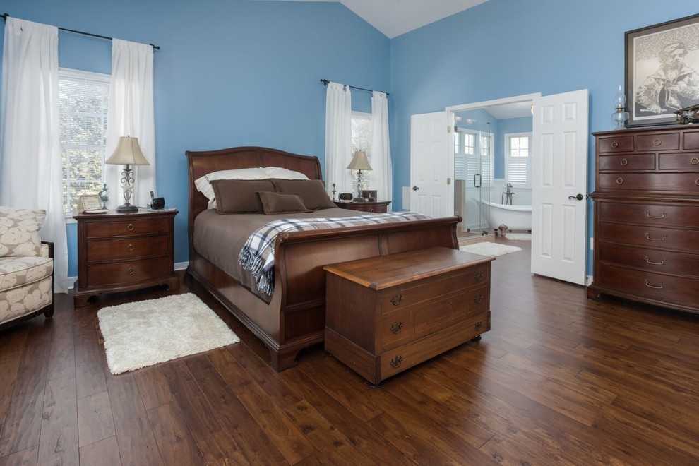 Пример оригинального дизайна: большая хозяйская спальня в классическом стиле с синими стенами и темным паркетным полом