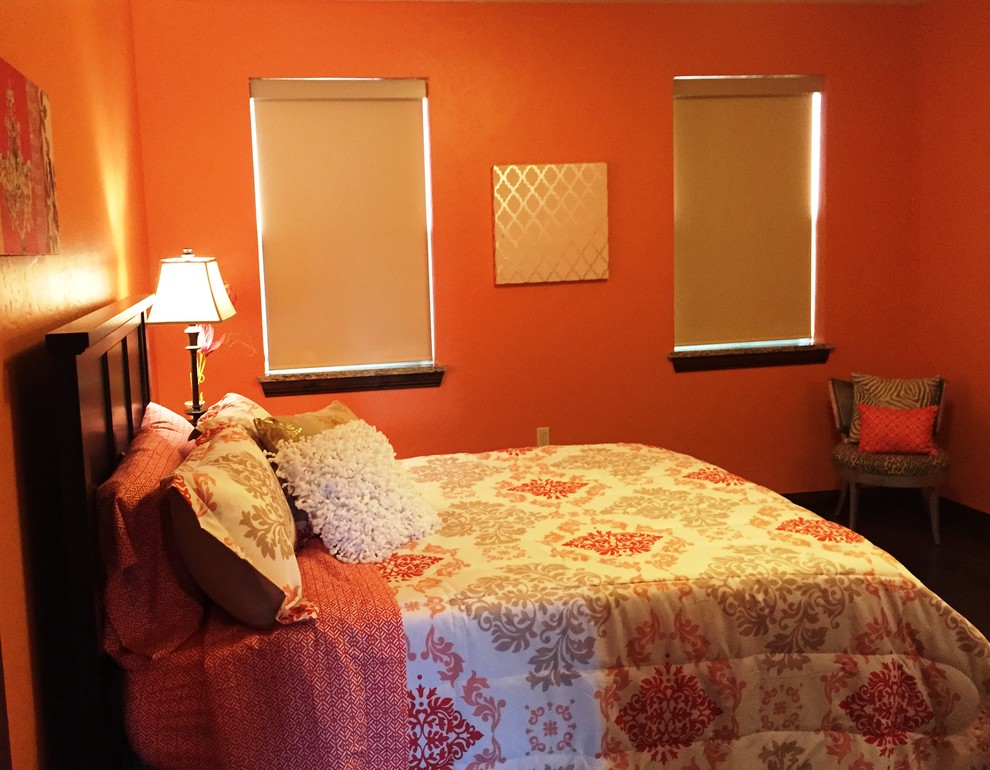На фото: спальня среднего размера в стиле рустика с оранжевыми стенами и темным паркетным полом с
