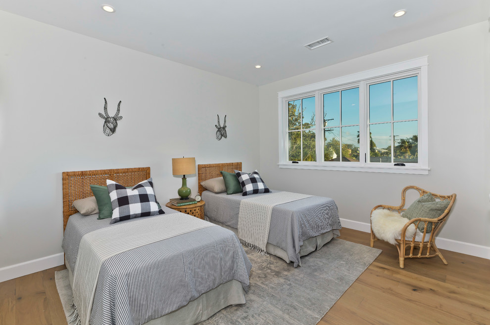 Свежая идея для дизайна: гостевая спальня (комната для гостей) в стиле кантри с серыми стенами, паркетным полом среднего тона и коричневым полом - отличное фото интерьера