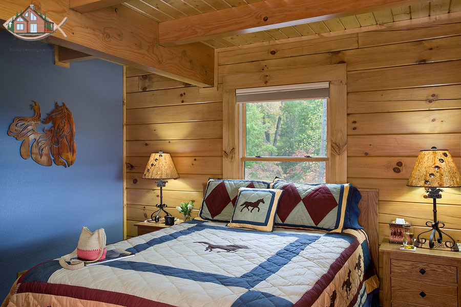 Idées déco pour une chambre d'amis montagne de taille moyenne avec un mur bleu, un sol en bois brun et aucune cheminée.
