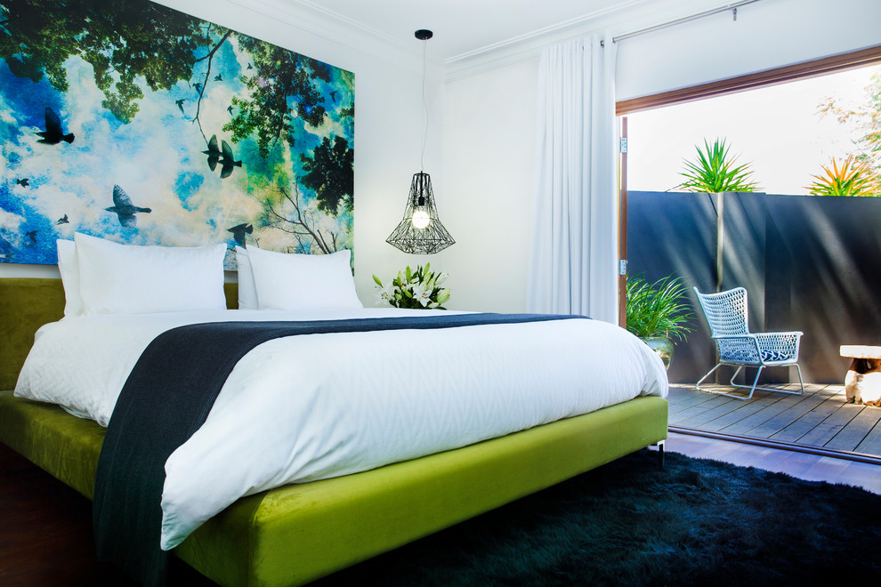 Свежая идея для дизайна: гостевая спальня среднего размера, (комната для гостей) в стиле фьюжн с белыми стенами, темным паркетным полом и коричневым полом - отличное фото интерьера