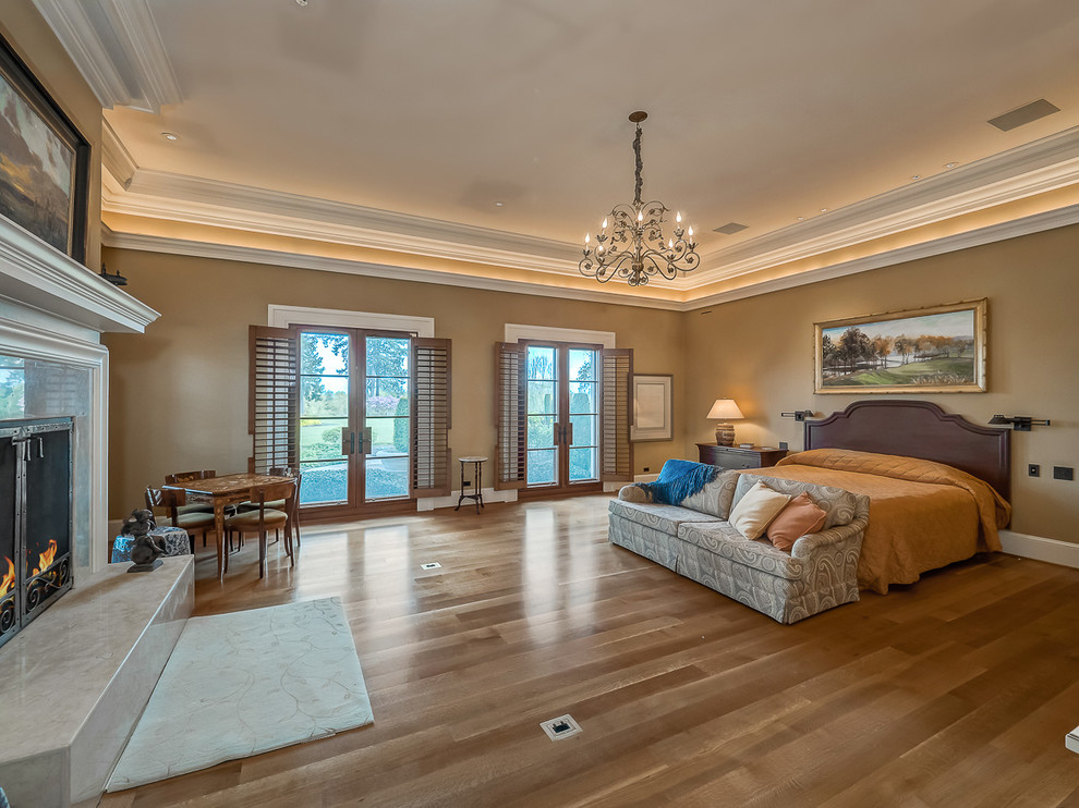 Geräumiges Klassisches Hauptschlafzimmer mit brauner Wandfarbe, braunem Holzboden, Kamin, gefliester Kaminumrandung und braunem Boden in Portland