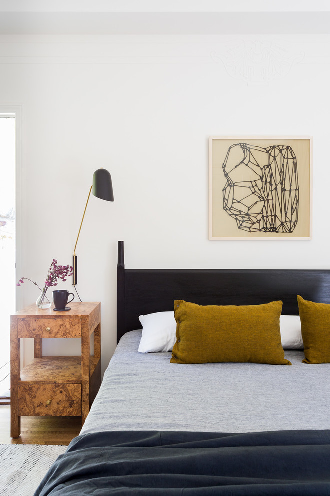 Источник вдохновения для домашнего уюта: хозяйская спальня среднего размера в средиземноморском стиле с белыми стенами и паркетным полом среднего тона