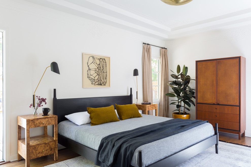 На фото: хозяйская спальня среднего размера в средиземноморском стиле с белыми стенами, паркетным полом среднего тона и коричневым полом