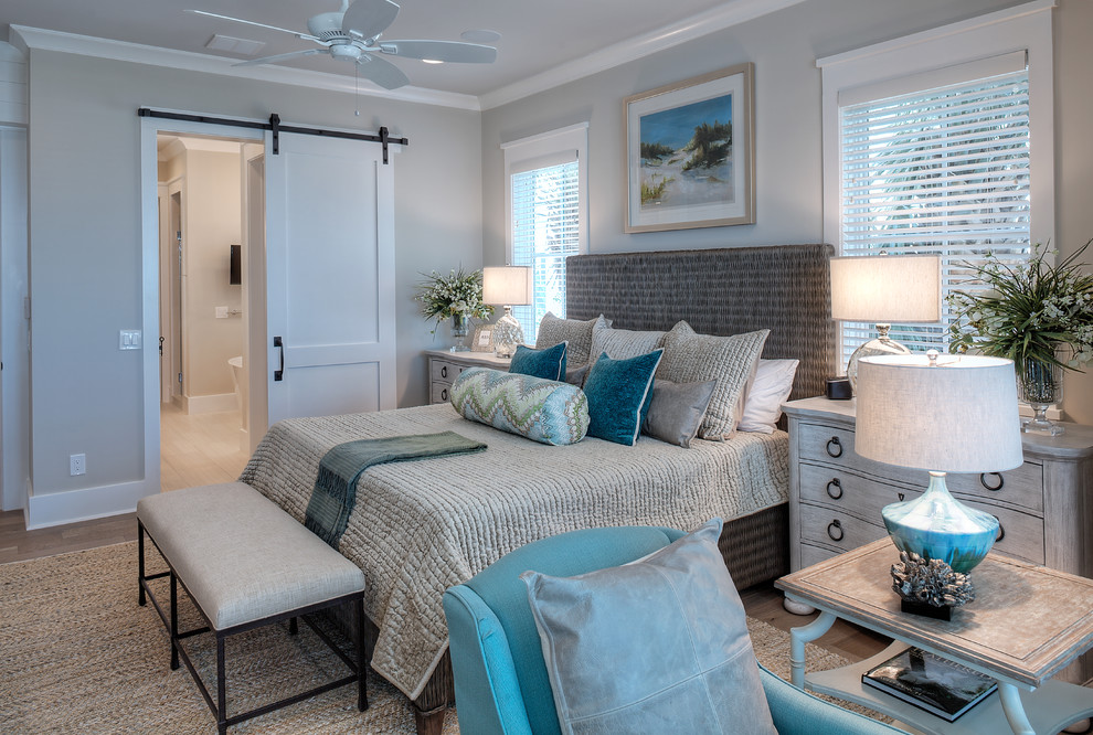 Maritimes Schlafzimmer mit grauer Wandfarbe, braunem Holzboden und braunem Boden in Sonstige