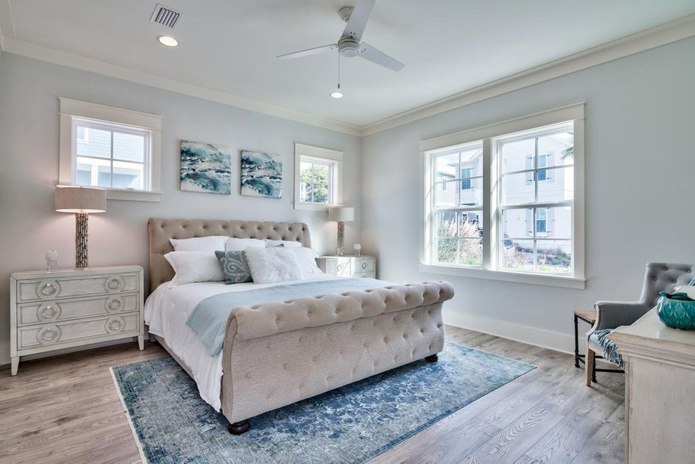 Идея дизайна: хозяйская спальня среднего размера в морском стиле с синими стенами, паркетным полом среднего тона и коричневым полом без камина