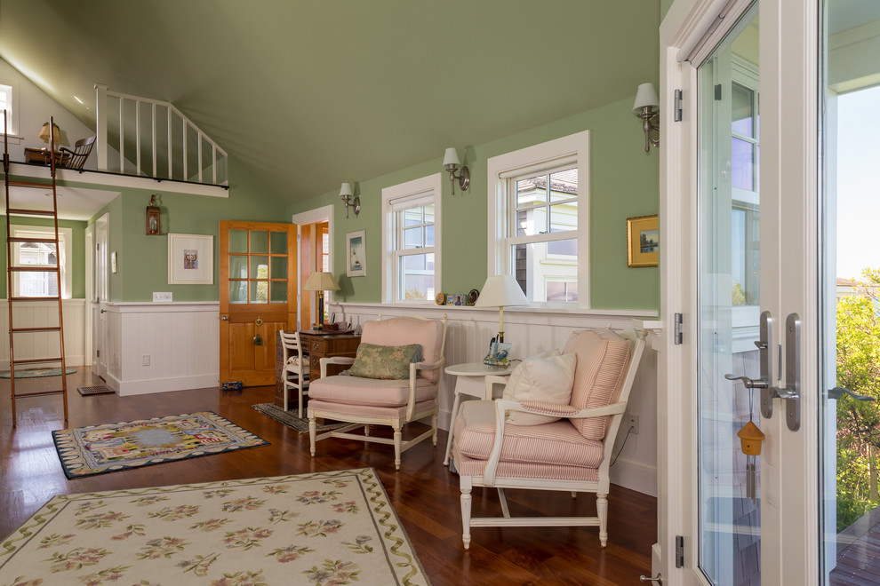 Imagen de dormitorio principal costero de tamaño medio con paredes verdes y suelo de madera oscura