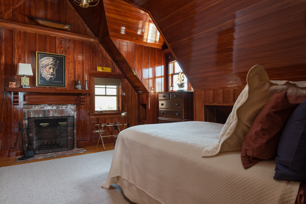 Modelo de habitación de invitados marinera de tamaño medio con suelo de madera oscura, todas las chimeneas y marco de chimenea de ladrillo
