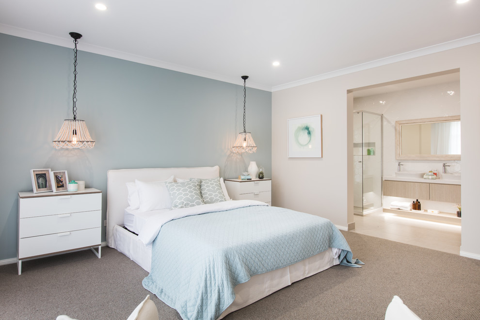 Cette photo montre une chambre avec moquette bord de mer de taille moyenne avec un sol marron et un mur bleu.