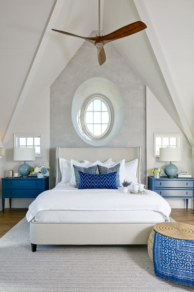 На фото: хозяйская спальня: освещение в морском стиле с белыми стенами и светлым паркетным полом без камина с