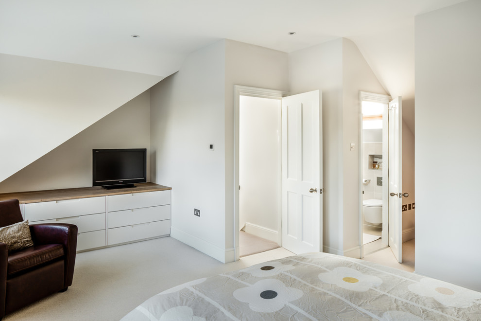 Imagen de habitación de invitados contemporánea grande sin chimenea con paredes blancas y moqueta
