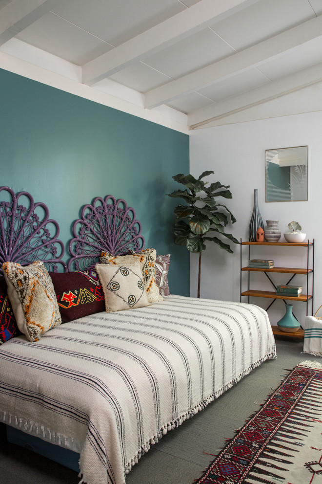 Immagine di una camera da letto moderna con pareti verdi