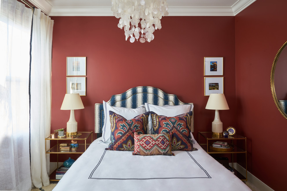 Foto på ett medelhavsstil sovrum, med röda väggar, heltäckningsmatta och beiget golv