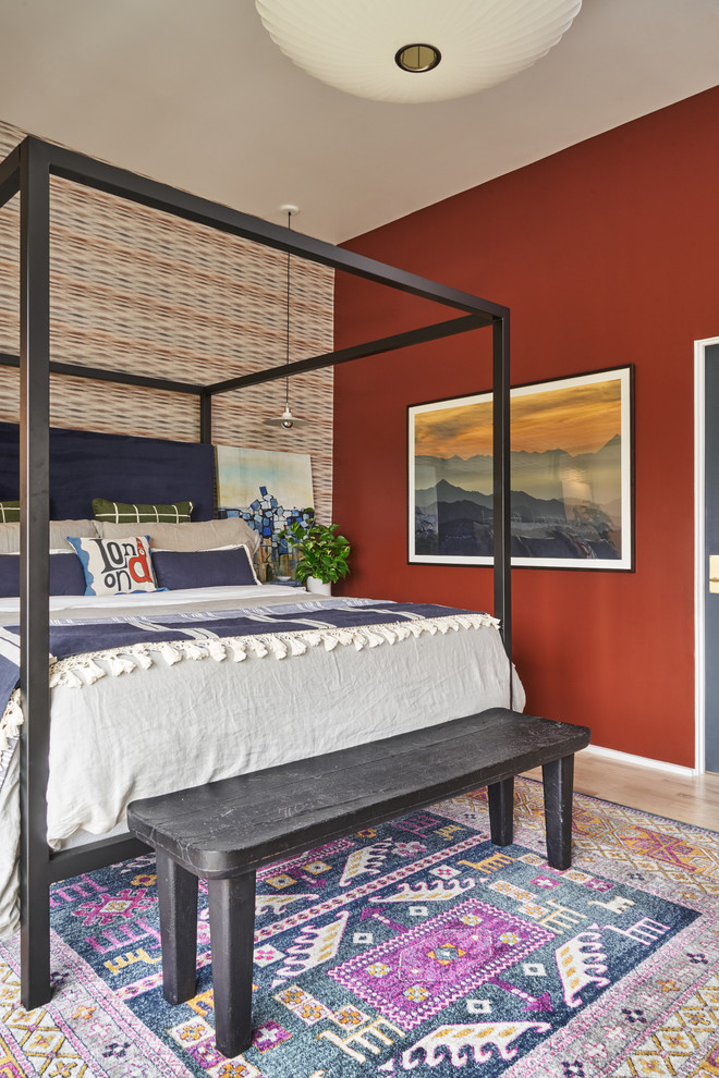 Свежая идея для дизайна: спальня с красными стенами - отличное фото интерьера
